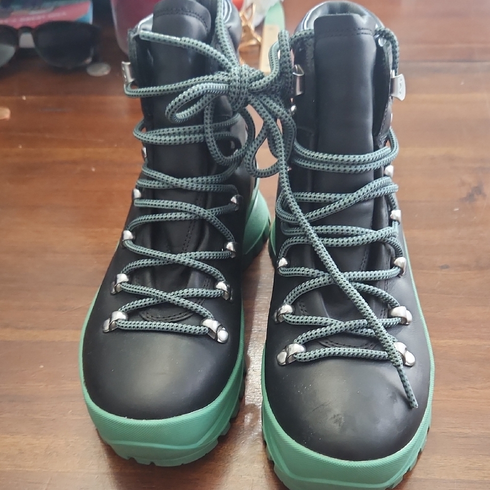 Merrell Bristol Womens Mid Hiking Boots